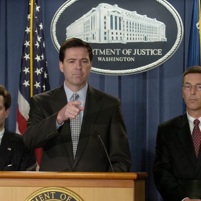 Cristopher Wray (till vänster) var biträdande justitieminister under president George W. Bush. Han ersätter den sparkade James Comey som var Wrays chef i FBI
