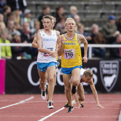 David Nilsson och Robin Ryynänen springer vidare, Jarkko Järvenpää faller, Sverigekampen 10000 meter 2017.