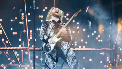 Sam Ryder spelar gitarr på Eurovisionsscenen.
