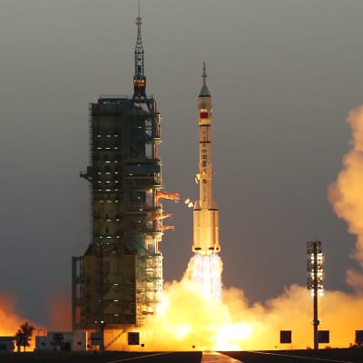 Rymdfarkosten Schenzou sköts upp i rymden i måndags och taikonauterna Jing Haipeng och Chen Dong steg ombord på rymdlaboratoriet på onsdag.