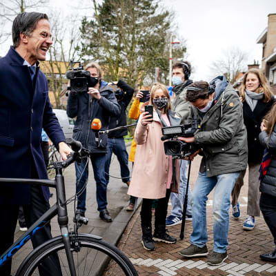 Mark Rutte kävi äänestämässä polkupyörällä.