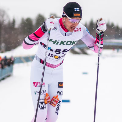Hannes Mäenpää åker skidor.