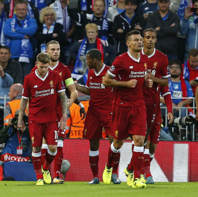 Liverpool spelarna firar 1–0--målet.