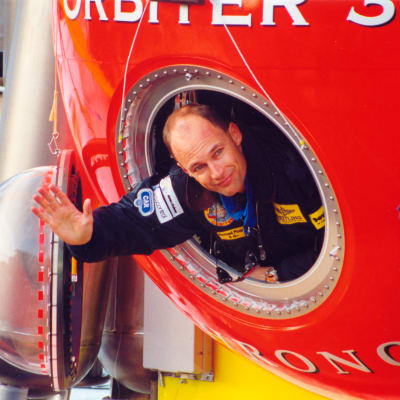 Bertrand Piccard tittar ut ur Breitling Orbiter 3s korg. Breitling Orbiter 3 var den gasballong han reste non-stop jorden runt med.