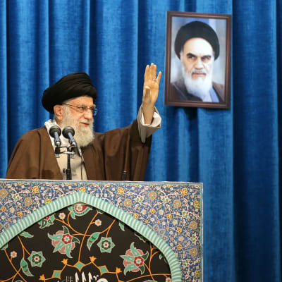 Ajatollah Ali Khamenei johtamassa rukousta