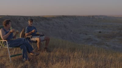 Vern och Dave sittande i solstolar framför ett öpped,öde landskap.