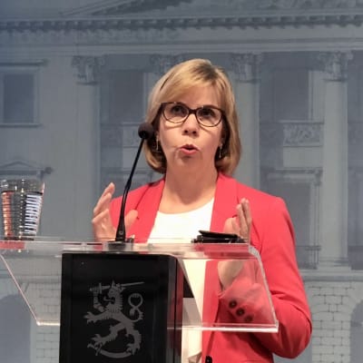 Anna-Maja Henriksson håller presskonferens i statsrådsborgen