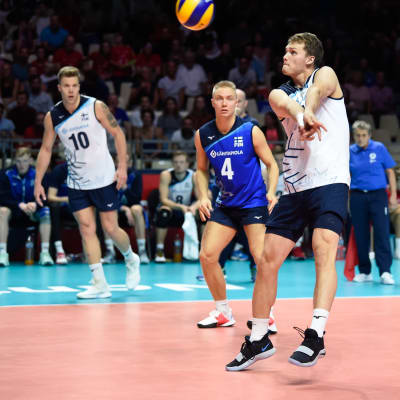 Niko Suihkonen vastaanottaa palloa.
