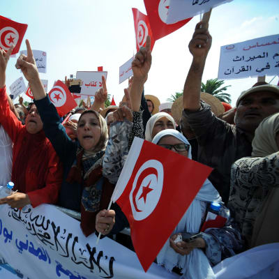 Fundamentalistit osoittivat mieltään hallituksen tasa-arvouudistuksia vastaan lauantaina Tunisissa.