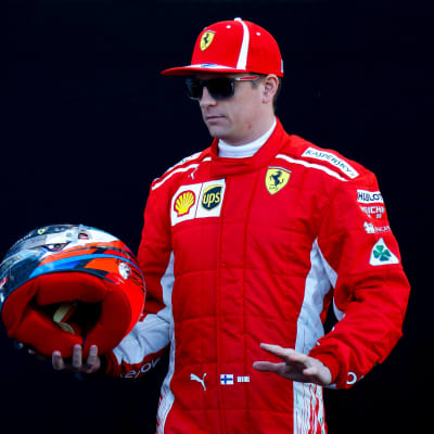 Kimi Räikkönen kypärä kädessä.