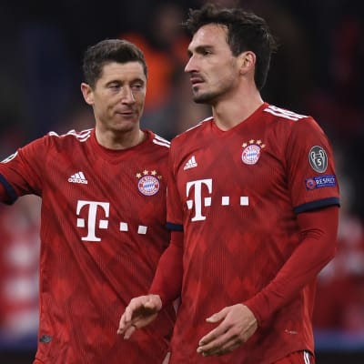 Bayern Münchenin Robert Lewandowski ja Mats Hummels.