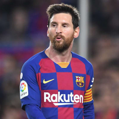 Lionel Messi går och ropar.