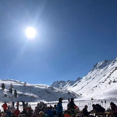 Slalomåkare - i bakgrunden höga snöklädda berg