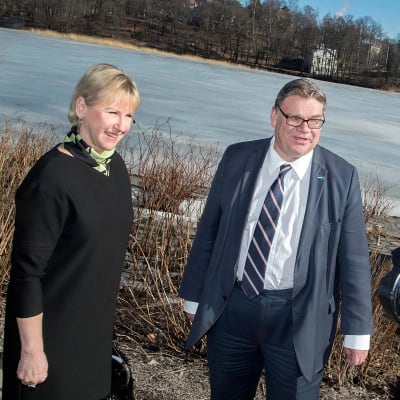 Ruotsin ulkoministeri Margot Wallström ja ulkoministeri Timo Soini Auringossa Töölönlahdella.