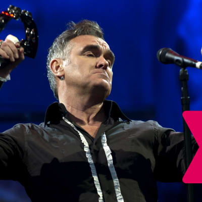 Morrissey spelar på tamburin.