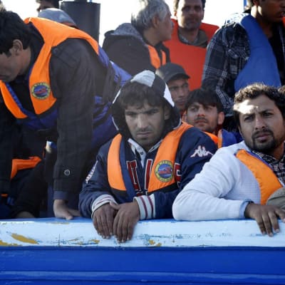 Migranter tar sjövägen från Libyen till Italien.