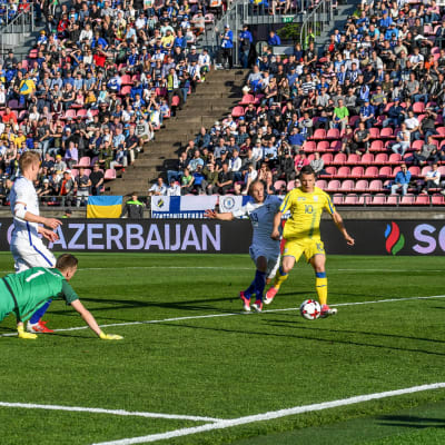 Jevhen Konopljanka iskee Ukrainan 1-0-johtoon Suomea vastaan.