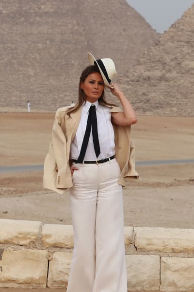 Melania Trump besökte också pyramiderna under sin omtalade rundresa i Afrika förra månaden, då hon fick en del kritik för "kolonialistiska" klädstil.