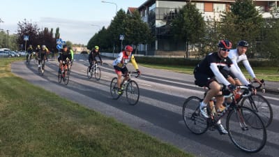 Flera cyklister cyklar förbi i Borgå.