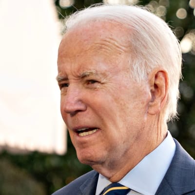 Joe Biden talar till reportrar.