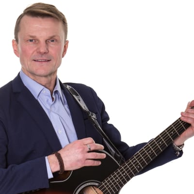 Tomas Fant poserar med sin gitarr.