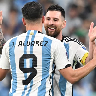 Julian Alvarez och Leo Messi firar mål.