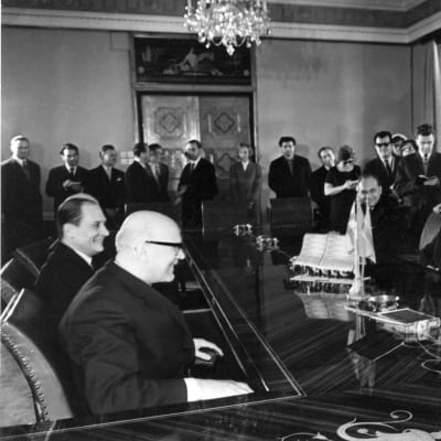 Kekkonen tas emot av sin värd Aleksei Müürisepp i palatsen i Kadriorg i Tallinn den 11 mars 1964