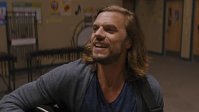 Matt Ellis med gitarren i famnen.
