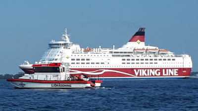 M/S Amorella flyttas utanför Järsön 23 september 2020.