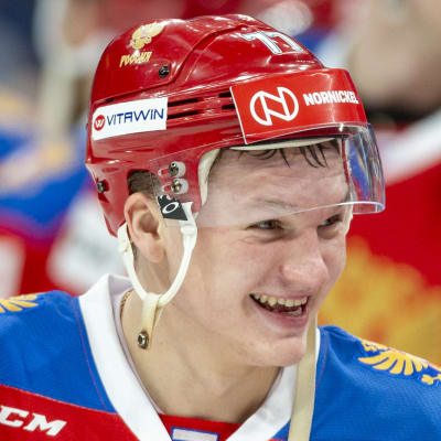 Kirill Kaprizov skrattar med hjälmen uppknäppt.