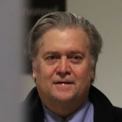 Steve Bannon på väg till hearingen i det amerikanska representanthusets underättelseutskott måndagen tisdagen den 16.1.2018. 