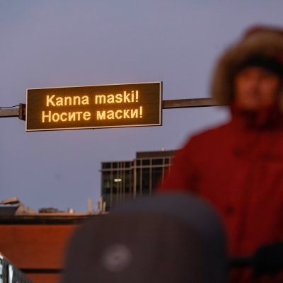Käytä maskia, sanoo kyltti Tallinnassa joulukuun alussa.