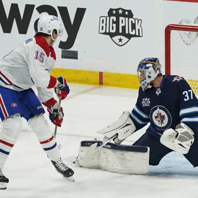 Jesperi Kotkaniemi nostaa kiekon Jets-maalin kattoon. 