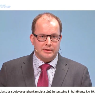 Försörjningsberedskapscentralens vd Timo Lounema höll presskonferens på webben 9.4.2020.