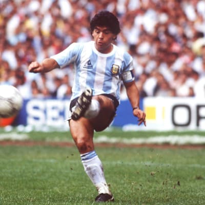 Diego Maradona potkaisee palloa vuoden 1986 MM-kisoissa.