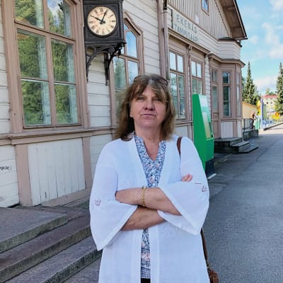 Porträttbild på Yrsa Grüne-Luoma vid Ekenäs järnvägsstation.