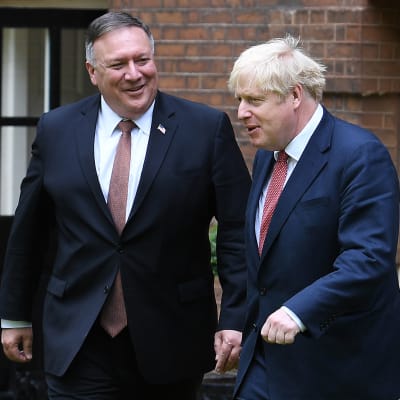 Kuvassa on Britannian pääministeri Boris Johnson ja Yhdysvaltain ulkoministeri Mike Pompeo