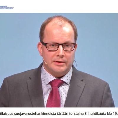 Försörjningsberedskapscentralens vd Timo Lounema höll presskonferens på webben 9.4.2020.