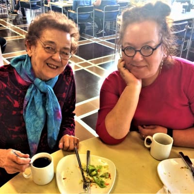 selfie ruokalassa äiti ja tytär