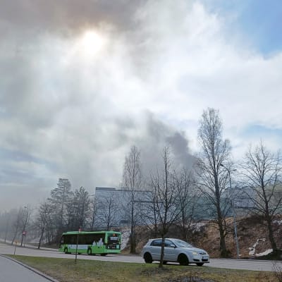 Tulipalo Rautpohjan paperikontehtaalla Jyväskylässä. Kuva on otettu Vesangantieltä, jolle näkyi kauempana palavan tehtaan savunmuodostusta.