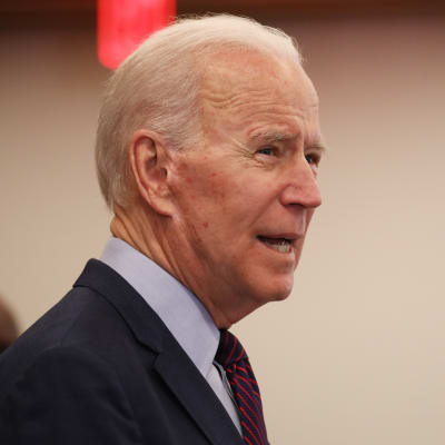 Joe Biden etsii itselleen varapresidenttiehdokasta. Los Angeles, maaliskuu 2020.