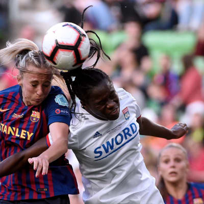 Lyonin Griedge M'Bock Bathy (vas.) ja Barcelonan Toni Duggan jalkapallon naisten mestarien liigan finaali 2019