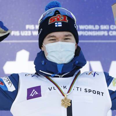 Niilo Moilanen med sitt JVM-guld 2021.
