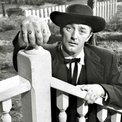 Robert Mitchum elokuvassa Räsynukke