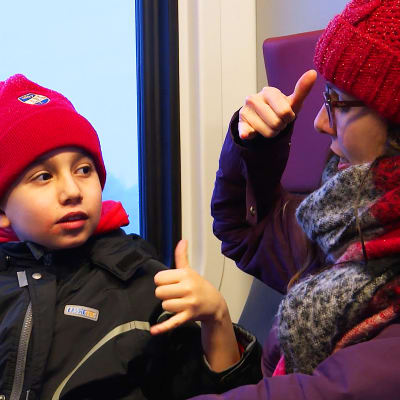 Clara Vazquez i ett lokaltåg med sin son David.