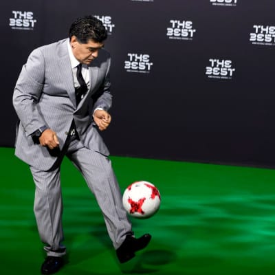 Diego Maradona pomputtelee Fifa-gaalassa