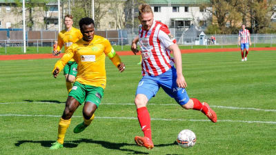 BK-46 Casper Källberg med bollen, EsPas Lamin Bojang täcker.