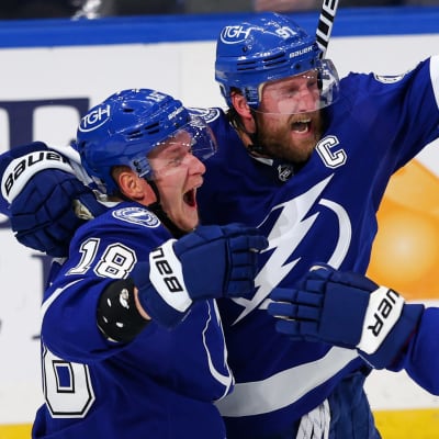 Steven Stamkos firar mål med lagkamrater.