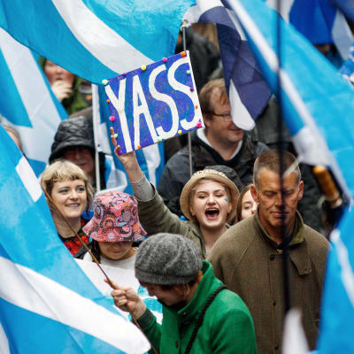 Mielenosoittajat marssivat Skotlantin Edinburghissa.