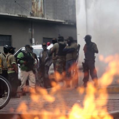 Maskerade män brände upp valmaterial vid ett röstningsställe i staden Tixtla i delstaten Guerrero den 7 juni.